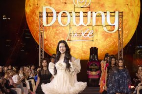 สวยจึ้งกระแทกตา! 'หลิงหลิง คอง' ออร่าพุ่งบนแคทวอล์ก DOWNY LUXE SUNWAY พร้อมนั่งแท่น Brand Ambassador "ดาวน์นี่ ลักซ์" หอมแดด ทุกที่ ทุกเวลา