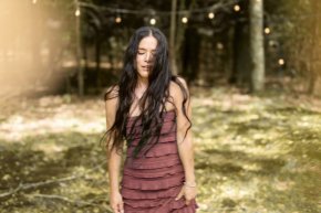 Rachael Yamagata ส่งเพลงใหม่ "Backwards" ออกมาแล้ว ส่วนอัลบั้มเต็ม STARLIT ALCHEMY จะถูกปล่อยออกมาในวันที่ 3 ตุลาคม 2025 นี้