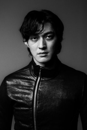 JOJI กลับมาพร้อมเพลงใหม่ "PIXELATED KISSES" ถือเป็นเพลงแรกนับตั้งแต่อัลบั้ม SMITHEREENS (2022) ซึ่งมีเพลงฮิตอย่าง "GLIMPSE OF US" ที่ได้รับรางวัลระดับแพลตตินัม 2X จาก RIAA และขึ้นอันดับ 1 บนชาร์ต SPOTIFY GLOBAL 50 HIT มาแล้ว