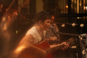 "ด้วยรักและเพลงเศร้า" Live Session พิเศษจาก โจอี้ ภูวศิษฐ์ ชวนแฟนคลับร่วมโอบกอดความเสียใจอย่างอ่อนโยน