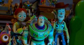 ประทับใจต่อกันยาวๆ กับเพลงประกอบ Toy Story 5 หนังภาคต่อที่แฟนๆ Disney และ Pixar รอคอย ทั้ง "I Knew It, I Knew You" ของ Taylor Swift และเพลงบรรเลงเพราะๆ จาก Randy Newman