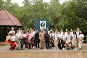 หัวหินสดใสเป็นพิเศษ! 27 สาวงาม Miss International Queen® 2026 นั่งรถไฟขบวนพิเศษ เปิดทริปแฟชั่นธรรมชาติWellness ริมทะเล