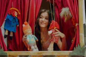 Moly Groves สาวน้อยอินดี้ป็อปวัย 18 ปี ส่งเพลงรักหวานสดใส "Falling In Love" ตัวแทนคนรุ่นใหม่ที่อยากย้ำว่า การบอกรักใครสักคน ไม่ใช่เรื่องยุ่งยากอย่างที่คิด