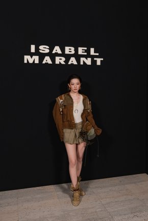 SEULGI (ซึลกิ) เผยออร่าที่สะกดทุกสายตาในงานแฟชั่นโชว์ของ Isabel Marant (อิซาเบล มารองต์) ที่ปารีส!
