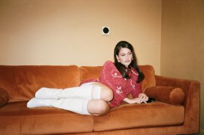 SIENNA SPIRO มาแรงไม่หยุด! ส่ง "Die On This Hill" เข้า Top 10 Global Spotify พร้อมไต่อันดับบนชาร์ตเพลงทั่วโลก สมเป็นศิลปินมาแรงแห่งปีที่น่าจับตามอง