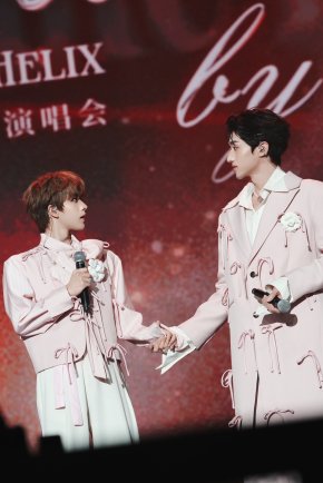 นักแสดงนำจาก Double Helix ปลายทางแห่งรัก ซุนเจิ้ง หลี่ว์ซือถง เหอเจียซู ฟ่าเซวียนเก๋อ มอบความสุขให้แฟนคลับทั้งไทย และ อินเตอร์แฟน กับ คอนเสิร์ตครั้งแรกของพวกเขา ในงาน Intertwined by Fate "Double Helix" Concert in Bangkok