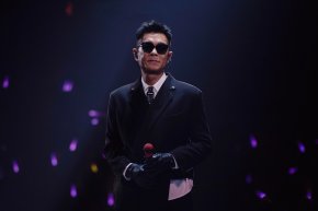 ฮือฮาสนั่นโซเชียล! 'กู่เทียนเล่อ' ปรากฏตัวในลุคพิเศษจาก TEAM WANG design บนเวทีคอนเสิร์ตที่ฮ่องกง ฝีมือดีไซน์ 'แจ็คสัน หวัง'
