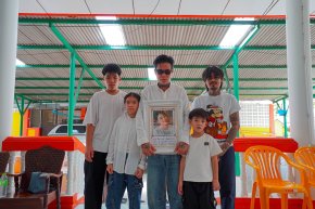 'เล็ก รัชเมศฐ์' พร้อม 'ป๊อป' ร่วมทำบุญส่งภรรยา ผู้เป็นแรงบันดาลใจเพลง "กลางมหาสมุทร"