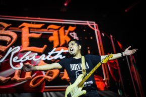 ยิ่งใหญ่สมศักดิ์ศรีร็อคสตาร์! 'เสก โลโซ' บุกเดอะมอลล์โคราช ขน 23 เพลงฮิต "SEK LOSO Rebirth KORAT" พร้อมซีนกราบแม่บนเวทีต้อนรับวันแม่แห่งชาติ