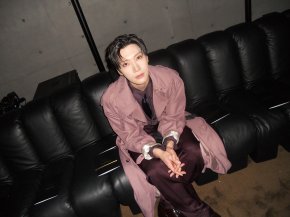 TEN (เตนล์) "แอมบาสเดอร์ของ Saint Laurent (แซงต์ โลรองต์)" เข้าร่วมงานปารีสแฟชั่นวีกติดต่อกันเป็นปีที่ 4! สมบูรณ์แบบด้วยสไตล์การแต่งตัวโทนสีเดียวกันอย่างสง่างามและท่าทางสุดผ่อนคลาย