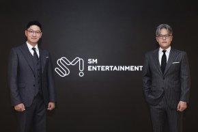 SM ENTERTAINMENT ตอกย้ำอิทธิพลระดับโลกอีกครั้ง ซีอีโอร่วม Cheol-Hyuk Jang และ Young-Jun Tak พร้อมด้วยซีจีโอ Jungmin Choi ได้รับเลือกให้มีรายชื่อติดหนึ่งใน "2026 Global Power Players" ของ Billboard สหรัฐอเมริกา