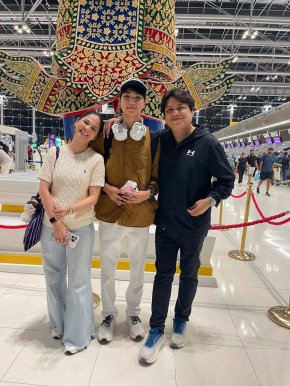 อีกก้าวของลูก คืออีกหนึ่งความภูมิใจของพ่อแม่ 'พลพล' กอดส่ง 'น้องธันวา' บินเรียนต่อออสเตรเลีย โมเมนต์อบอุ่นทั้งครอบครัว