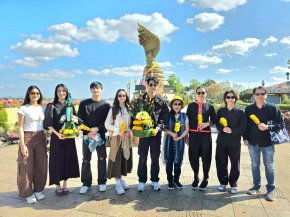 'กบ-ปภัสรา' นำทีมนักแสดงและทีมงาน จัดพิธีบวงสรวงเปิดกล้องละคร "บ้านนางรำ" ที่ วัดพระธาตุท่าอุเทน จ.นครพนม