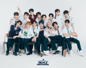 SM ร่วมมือกับ eggiscoming ในรายการวาไรตี้แรกของ SMTR25 ภายใต้ชื่อว่า "Reply High School" การเข้าร่วมของ 15 เด็กฝึกหัดจากค่าย SM ทั้งเด็กฝึกหัดที่เป็นที่พูดถึงและเด็กฝึกหัดที่ยังไม่เคยเปิดเผยตัวตน! เตรียมออกอากาศช่วงครึ่งแรกของปี 2569