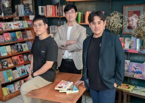 "โอเพ่นเซิร์ฟ" ร่วมกับ "เดอะ เวิล์ด เอนจิ้น" สร้างปรากฏการณ์ใหม่วงการเว็บตูนไทย เปิดตัว Webtoon แฟนตาซีแอ็กชันสเกลยักษ์ "หมอผียุคนี้ต้องมีการ์ด SSR" ยกระดับไสยเวทไทยสู่มาตรฐานระดับสากล