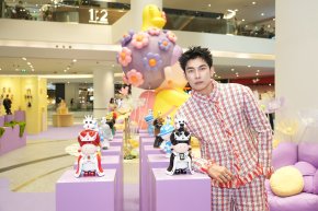 ไอคอนสยาม และ Bennovo Studio จับมือสร้างแรงบันดาลใจให้กับทุกช่วงวัยใน "MAMA KAKA Solo Exhibition: The Beauty of Growing Old" นิทรรศการเดี่ยวคุณย่าสุดเปรี้ยว วันนี้ - 6 พฤษภาคม 2569 ณ วัฒนา ฮอลล์ ชั้น 3