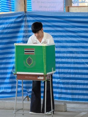 'สิงโต ปราชญา' ใช้สิทธิเลือกตั้งล่วงหน้าก่อนบินไปทำงานต่างประเทศ พร้อมชวนคนไทยออกมาใช้สิทธิเพื่อการเปลี่ยนแปลงที่ดีขึ้น 