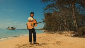 เล็ก รัชเมศฐ์ ชวนรื้อฟื้นความทรงจำไปกับเพลง "อบอวล" ส่งท้ายอัลบั้มเพลงประกอบชีวิต