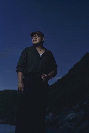 เพลงไทยเดิมระดับตำนานอย่าง "ลาวดวงเดือน" ถูกนำมาตีความใหม่ด้วยดนตรี Pop และ R&B ร่วมสมัย ผ่านเสียงนุ่มลึกจาก 'fit aroon' ในเพลง "แม่ดวงจันทรา"