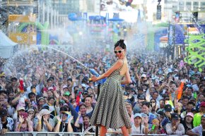 โมเมนต์ประวัติศาสตร์! ตอกย้ำสงกรานต์ไทยขึ้นแท่นเทศกาลโลก เซ็นทรัลเวิลด์ต้อนรับ Miss World 'โอปอล สุชาตา' ร่วมเล่นน้ำสงกรานต์กับคนไทย-นักท่องเที่ยวนับแสน 