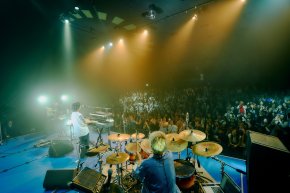 เหนือคำบรรยาย Omoinotake ส่งพลังการแสดงสดสมการรอคอย ใน "Omoinotake One Man Live in Taipei & Bangkok"