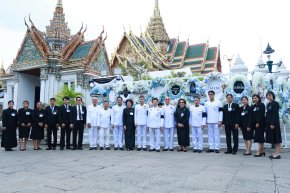 มูลนิธิป่อเต็กตึ๊ง ร่วมวางพวงมาลาถวายราชสักการะ และเป็นเจ้าภาพพระพิธีธรรมสวดพระอภิธรรมพระบรมศพ สมเด็จพระนางเจ้าสิริกิติ์ พระบรมราชินีนาถ พระบรมราชชนนีพันปีหลวง