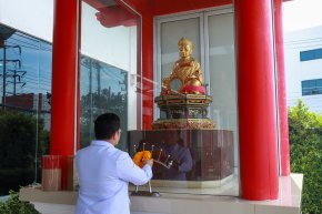 คลินิกการแพทย์แผนจีนหัวเฉียว สาขาโคราช จัดพิธีไหว้สิ่งศักดิ์สิทธิ์ เนื่องในวันสารทจีน 2567