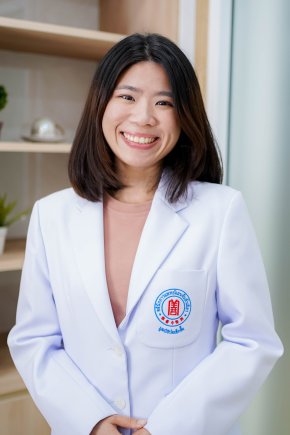 แพทย์จีน ฐิตินันต์ ศรีเดช  (หมอจีนอวี๋ เผย เสียน) 