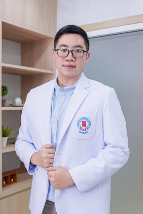 แพทย์จีน ปัณณวิชญ์ โสภณธิติพันธุ์ (หมอจีน หลี่ จิน เสียง)
