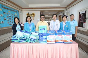แพทย์หญิงจิตติมา ปรีชา ผู้อำนวยการโรงพยาบาลทหารผ่านศึก และคณะกองพยาบาล ให้การต้อนรับ คุณเล็ก รัมณียานนท์ จากบริษัทคิวแอนด์เอฟแอดเวอร์ไทซิ่ง จำกัด เยี่ยมบำรุงขวัญผู้ป่วยทหารผ่านศึก