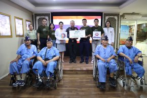 พลเอก เดชนิธิศ เหลืองงามขำ ผู้อำนวยการองค์การสงเคราะห์ทหารผ่านศึก ให้การต้อนรับ คุณปิยะ ซอโสตถิกุล กรรมการบริหาร จาก บริษัท นันยางมาร์เก็ตติ้ง จำกัด มอบเงิน จำนวน 1,000,000 บาท ให้กับโรงพยาบาลทหารผ่านศึก 