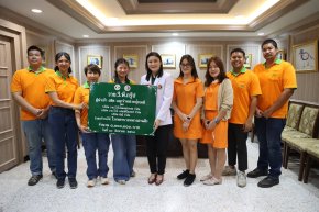  แพทย์หญิงเอินฟ้า ณ นคร รองผู้อำนวยการโรงพยาบาลทหารผ่านศึก (ฝ่ายบริหาร) เป็นผู้รับมอบเงินบริจาค จำนวน 1,000,000.-บาท จาก วาย.วี.พี.กรุ๊ป ผู้นำเข้าผลิต และจำหน่ายปุ๋ยเคมี โดย บริษัท วาย.วี.พี.อินเตอร์เทรด จำกัด