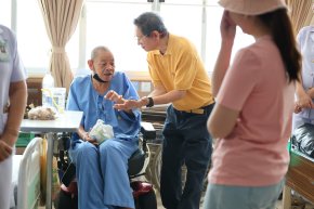 คุณมงคลชน เอกศิลป์ และครอบครัว ในโอกาสเข้าเยี่ยมบำรุงขวัญ พร้อมมอบสิ่งของ