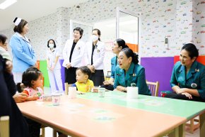 เยี่ยมชมการดำเนินงานและการให้บริการของศูนย์พัฒนาเด็กเล็กเปี่ยมรักโรงพยาบาลทหารผ่านศึก