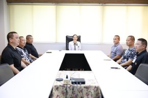 คณะนายทหารจากโรงเรียนเสนาธิการทหาร ร่วมบริจาคเงินเพื่อสมทบทุนในกิจการของโรงพยาบาลทหารผ่านศึก 