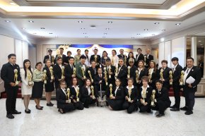  สมาคมช่างผมเสริมสวยแห่งประเทศไทย ได้จัดพิธีมอบโล่และใบประกาศเกียรติคุณ ให้แก่ผู้บำเพ็ญประโยชน์ต่อสังคมและช่างผมจิตอาสา ประจำปี 2569