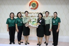 ผู้อำนวยการโรงพยาบาลทหารผ่านศึก มอบของที่ระลึกให้แก่ผู้อำนวยการวิทยาลัยพยาบาลกองทัพบก คุณงามความดีและเกียรติยศที่ท่านสร้างไว้ จะงดงามในความทรงจำตลอดไป 