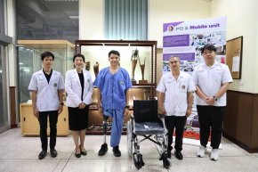 แพทย์หญิงจิตติมา ปรีชา ผู้อำนวยการโรงพยาบาลทหารผ่านศึก มอบขาเทียมระดับเหนือเข่าแกนในฝ่าเท้าโยกได้ที่มีคุณลักษณะเฉพาะพิเศษ ให้แก่ สิบเอก อมรฤทธิ์ นาสมฝัน ทหารผ่านศึกนอกประจำการ บัตรชั้นที่ 1