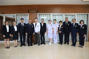 นางพัชรินทร์ ท้วมผิวทอง ผู้อำนวยการกองพยาบาล โรงพยาบาลทหารผ่านศึก และคณะ ร่วมออกบูธประชาสัมพันธ์ภารกิจขององค์การสงเคราะห์ทหารผ่านศึก