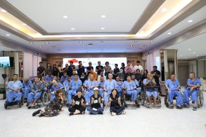 นางสุธรรมา สกุลไทย รองผู้อำนวยการโรงพยาบาลทหารผ่านศึก (ฝ่ายการพยาบาล) และคณะ ให้การต้อนรับ คุณสุชาติ ชวางกูร ประธานกลุ่มสร้างพลเมืองคุณภาพ และคณะ ในโอกาสเข้าเยี่ยมและจัดกิจกรรมบำรุงขวัญทหารผ่านศึก 