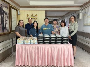 พลเอก สราวุธ รัชตะนาวิน ที่ปรึกษาผู้อำนวยการองค์การสงเคราะห์ทหารผ่านศึก พร้อมด้วย คุณปาริชาติ รัชตะนาวิน และครอบครัว มอบของเยี่ยมบำรุงขวัญทหารผ่านศึก