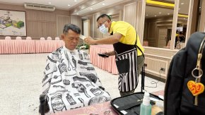 บริการตัดผมฟรี โดยสมาคมช่างผมเสริมสวยแห่งประเทศไทย
