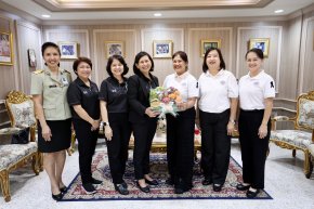 ชมรมแม่บ้านกรมสารบรรณทหาร ร่วมทำความดีด้วยหัวใจ แบ่งปันน้ำใจสู่ทหารผ่านศึก เมื่อวันที่ 23 กรกฎาคม 2569 นางสุธรรมา สกุลไทย รองผู้อำนวยการโรงพยาบาลทหารผ่านศึก (ฝ่ายการพยาบาล) และคณะ เป็นผู้แทนผู้อำนวยการโรงพยาบาลทหารผ่านศึก ให้การต้อนรับ ดร.พธูสิรี รัตนกาฬ 