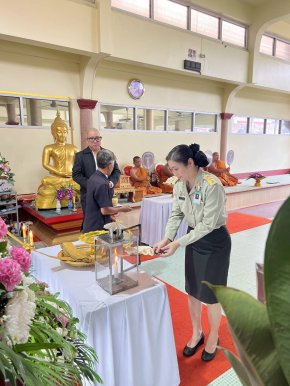 แพทย์หญิงเอินฟ้า ณ นคร รองผู้อำนวยการโรงพยาบาลทหารผ่านศึก (ฝ่ายบริหาร) เข้าร่วมงานฌาปนกิจ จ.ส.อ.ศักดิ์ดา เดชเมืองปักษ์ ซึ่งเป็นทหารผ่านศึกพักรักษาตัว โรงพยาบาลทหารผ่านศึก