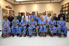 แพทย์หญิงจิตติมา ปรีชา ผู้อำนวยการโรงพยาบาลทหารผ่านศึก ให้การต้อนรับ คุณอนุวัต เฟื่องทองแดง ผู้ประกาศข่าวช่อง One 31 และเจ้าของเพจ อนุวัต จัดให้ ถ่ายทำสกู๊ปพิเศษสัมภาษณ์ทหารผ่านศึก