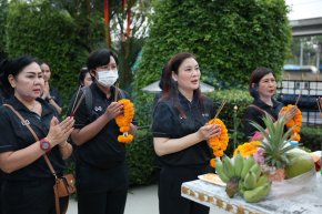 แพทย์หญิง เอินฟ้า ณ นคร รองผู้อำนวยการโรงพยาบาลทหารผ่านศึก (ฝ่ายบริหาร) นำคณะผู้บริหาร พนักงาน และบุคลากรทางการแพทย์ของโรงพยาบาลทหารผ่านศึก ร่วมสักการะพระพุทธอโรคยาเทวราชา 