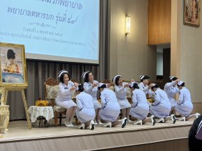 นางสุธรรมา สกุลไทย รองผู้อำนวยการโรงพยาบาลทหารผ่านศึก (ฝ่ายการพยาบาล) เข้าร่วมพิธีประดับขีดหมวกพยาบาลให้แก่พยาบาลทหารบก รุ่นที่ 59 ของวิทยาลัยพยาบาลกองทัพบก