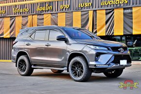 Toyota Fortuner เปลี่ยนล้อ Emotion-R VS52 18 นิ้ว ยาง Toyo AT3 265/60R18 ติดตั้ง Autoquiks ปทุมธานี, Fortuner ล้อ Emotion-R VS52 18x9 ET15 สีดำ ยาง Toyo Open Country AT3 ล้อแม็ก SUV กึ่งออฟโรด Autoquiks รังสิต, Toyota New Fortuner ล้อ 18 นิ้ว ยาง All Terr