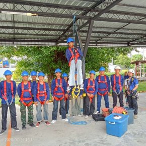 ยกระดับมาตรฐานการทำงานบนที่สูง 2569: เจาะลึกระบบจัดการความปลอดภัยและกฎหมายสำหรับองค์กร