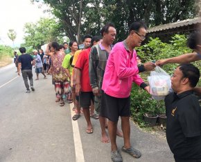 ก้าวตามรอย สืบสานพระราชปณิธาน  ลงพื้นที่ช่วยผู้ประสบอุทกภัย เพราะพ่อสอนให้เรารักกัน